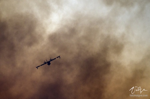 CL-415 dans la fumée du feu de tourbière - Saint-Modeste, 26 août 2014.