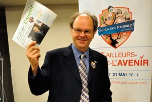 Paul-Albert Brousseau, garagiste et maire de Saint-Ailleurs-de-l'Avenir, a présenté L'Écho de L'Avenir à la presse. Photo: N. Falcimaigne