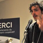 Simon-Olivier Côté, président et co-fondateur de la Coop V.E.R.T.E., est venu dire aux nombreux jeunes présents qu'il y a moyen de s'impliquer pour avoir une expérience de travail qui rejoint leurs valeurs. Photo: N.Falcimaigne